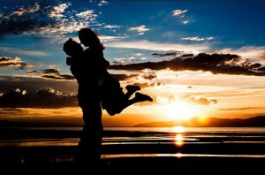 touchingfate-beach-kiss